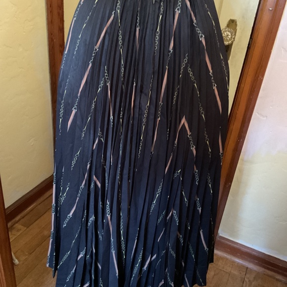 skirt - Picture 2 of 9